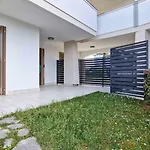 Apartment Pool-front With Fenced Garden And Bbq *