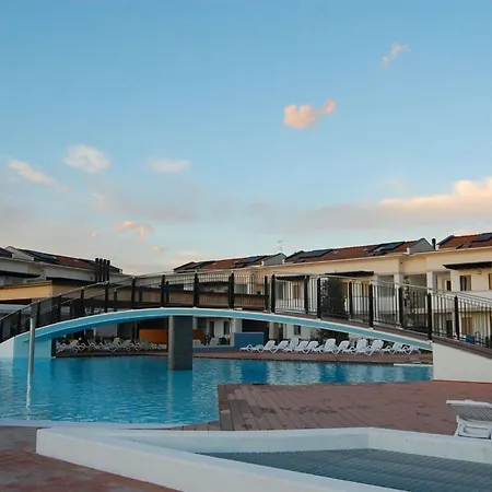 Pool-front With Fenced Garden And Bbq Apartment