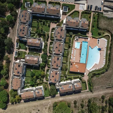 Apartment Pool-front With Fenced Garden And Bbq