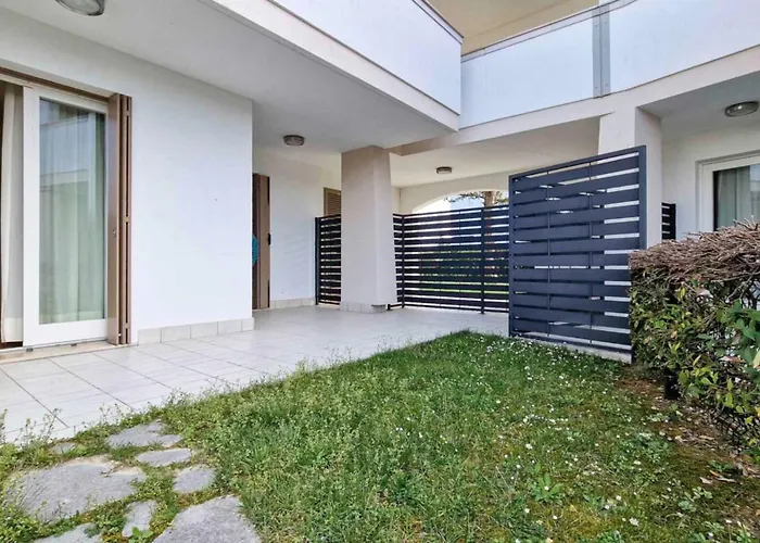 Apartman Pool-front With Fenced Garden And Bbq *