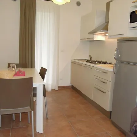 Pool-front With Fenced Garden And Bbq Lejlighed Bibione