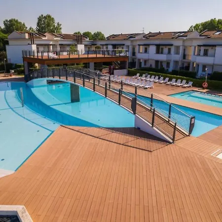 Апартаменти Pool-front With Fenced Garden And Bbq