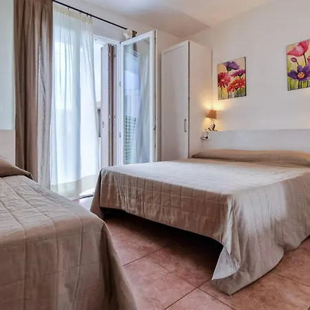 Pool-front With Fenced Garden And Bbq Apartment