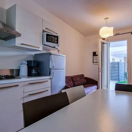 Apartment Pool-front With Fenced Garden And Bbq