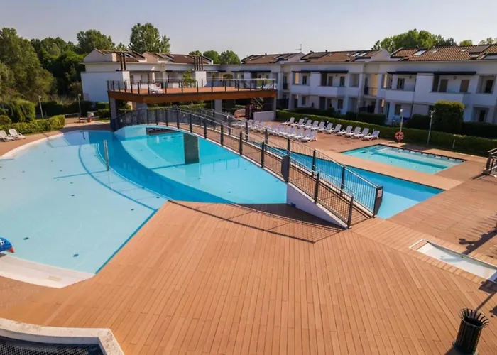 Apartment Pool-front With Fenced Garden And Bbq