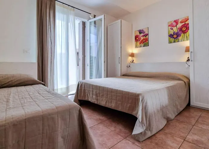 Pool-front With Fenced Garden And Bbq Apartment