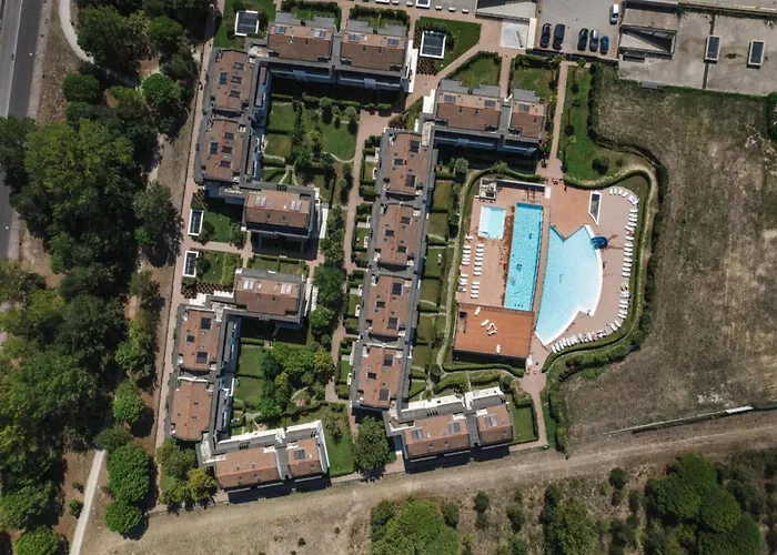 Appartamento Pool-front With Fenced Garden And Bbq